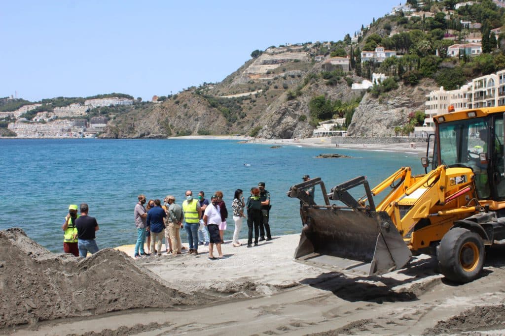 Costas inicia actuaciones por valor de 200.000 euros para el  mantenimiento en las playas del litoral  granadino de cara al verano