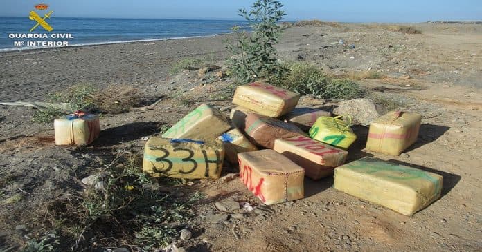 La Guardia Civil investiga a un hombre relacionado con el alijo de hachís en la playa Huarea de Albuñol