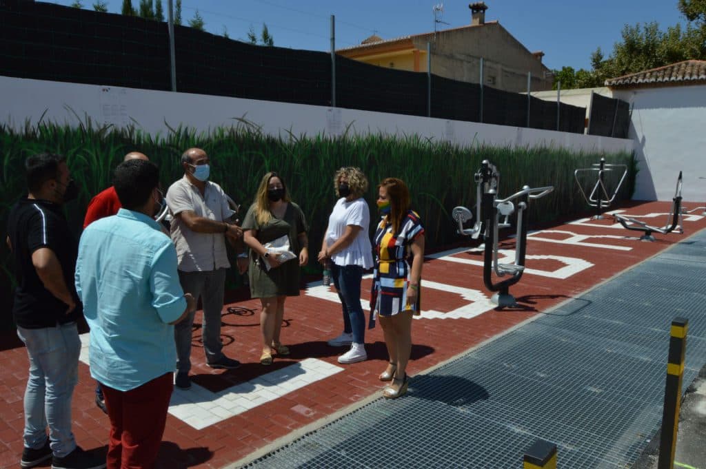 El Ayuntamiento de la Villa construye un parque junto a la plaza de la Libertad de Lobres y lo dota de aparatos biosaludables