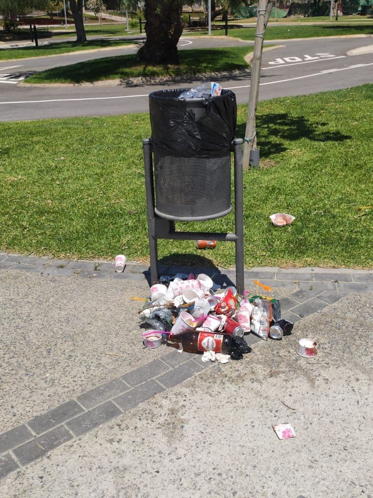 El PSOE evidencia las quejas ciudadanas por «la falta de limpieza durante todo el fin de semana en el Parque de los Pueblos de América y en muchas calles de Motril»