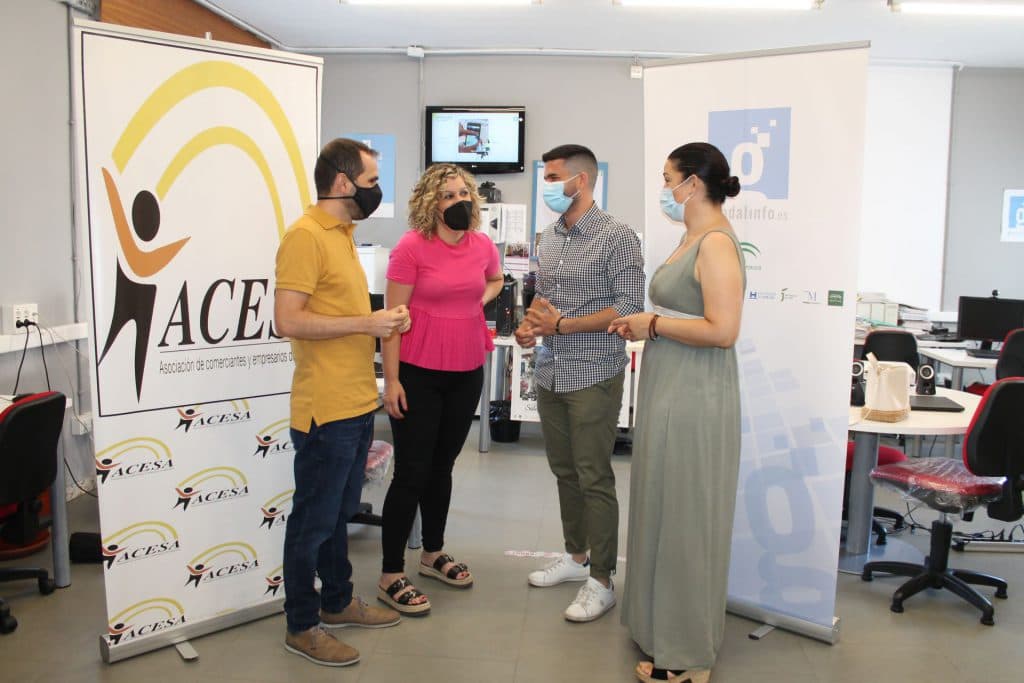 El Centro Guadalinfo de la Villa ofrece gratuitamente la digitalización de los negocios mediante los códigos QR