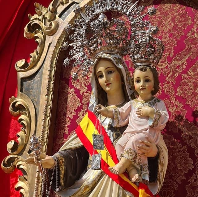 La Hermandad de la Virgen del Carmen y Francis Domínguez recibieron el reconocimiento del barrio de Varadero