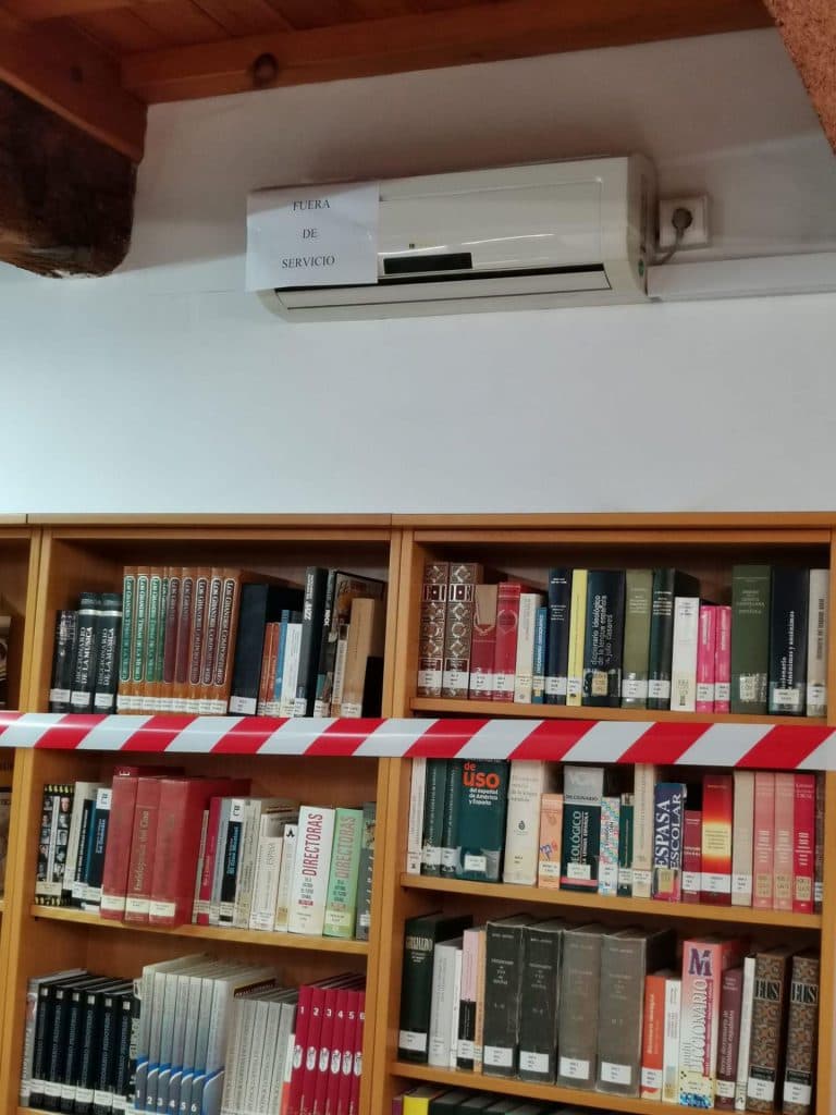 Quejas de los usuarios de la Biblioteca Municipal de la Casa de la Palma que soportan temperaturas de hasta 30 grados porque no funciona el aire acondicionado