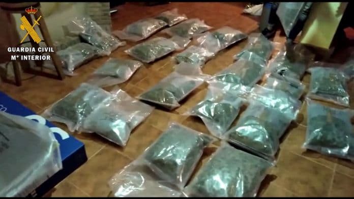 Se da a la fuga de manera temeraria con más de 30 kilos de marihuana ante la presencia de la Guardia Civil
