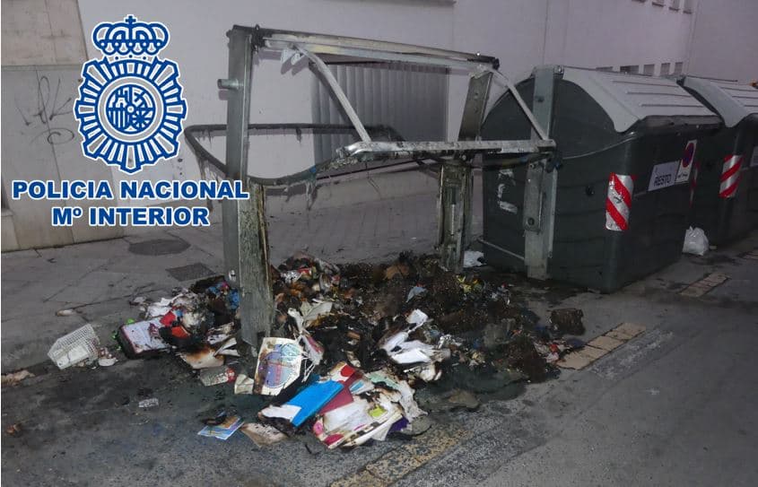 La colaboración ciudadana permite detener a un pirómano tras incendiar un contenedor de basura