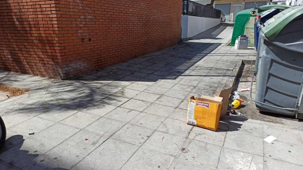 El PSOE se hace eco nuevamente de las protestas de los vecinos de la Plaza del Violinista Manuel Pérez Díaz por la falta de limpieza