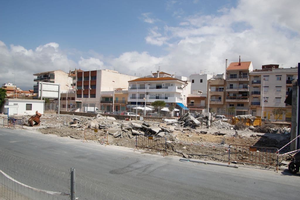 El Puerto avanza en la apertura al barrio de Varadero con la demolición de las antiguas casetas de pescadores