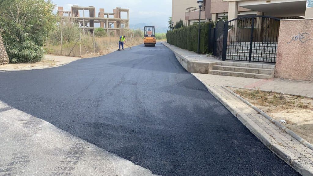Salobreña acomete una nueva fase del Plan de Asfaltado en casi una decena de vías del municipio