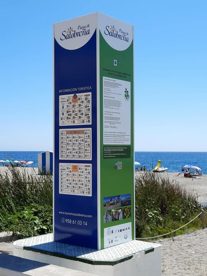 Salobreña coloca monolitos informativos en las playas con información turística, cultural y de ocio del municipio