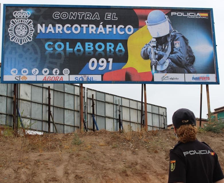 La Policía Nacional desarrolla en Granada, Motril y Baza, una campaña publicitaria dirigida a toda su población y especialmente a personas sin acceso a nuevas tecnologías