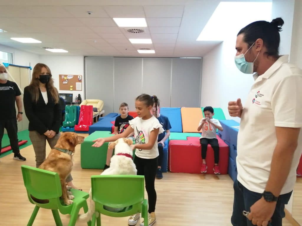 Dos autónomos granadinos, premiados por Empleo por mejorar el tratamiento de colectivos vulnerables mediante terapias caninas