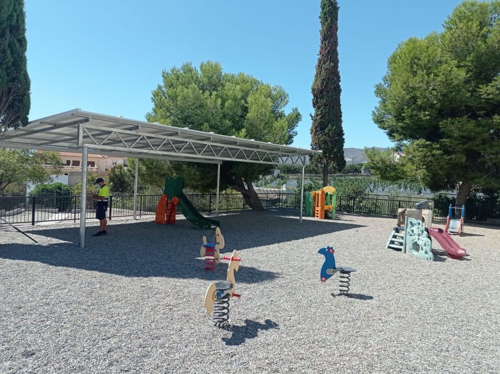 La construcción de una gran pérgola mejora las condiciones de las instalaciones del colegio Cervantes de Lobres
