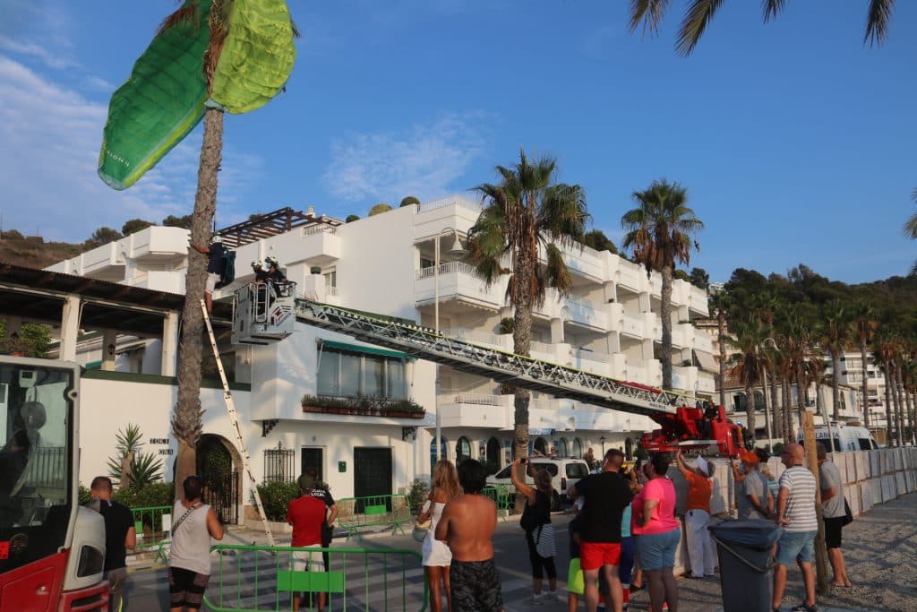 Rescatado un parapentista que había quedado colgado en una palmera del paseo de La Herradura