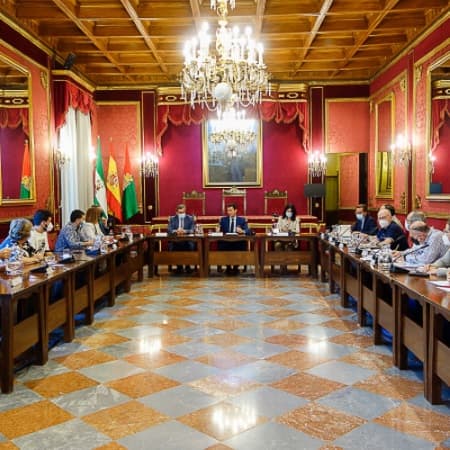 El alcalde de Granada demanda la mejora de conexiones ferroviarias al Gobierno y a la Junta e impulsa de nuevo la Mesa del Ferrocarril