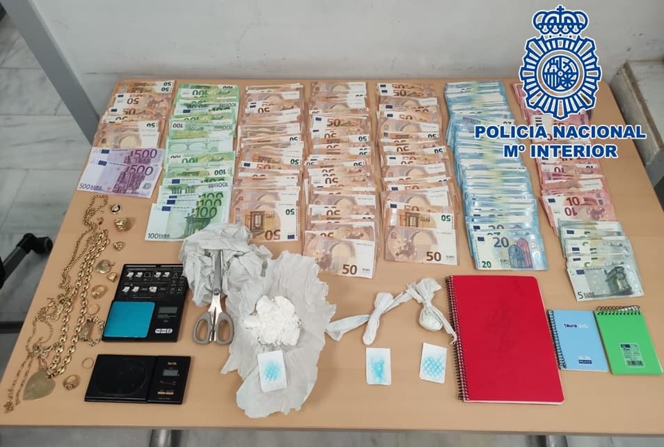 Desarticulado un clan familiar asentado en Motril que estaría dedicado al tráfico de drogas e interviene cerca de 80 gramos de cocaína, 29 plantas de marihuana y más de 12.000 euros en efectivo