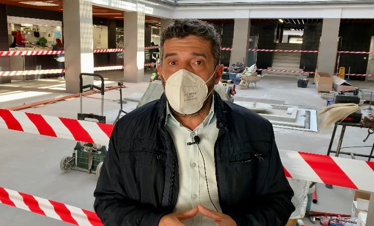 El PSOE traslada el malestar de usuarios del Mercado por una obra que «se les está haciendo muy larga, no les contenta del todo y mantiene paralizadas las adjudicaciones de puestos de la segunda planta»