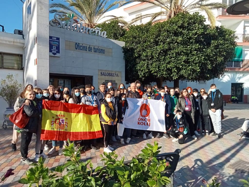 Alumnos Erasmus del colegio Ave María de Varadero disfrutan de una jornada en Salobreña