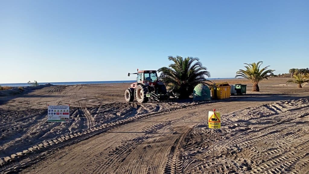 Ocho días de obras y acondicionamiento con maquinaria pesada en la playa de Poniente de Motril