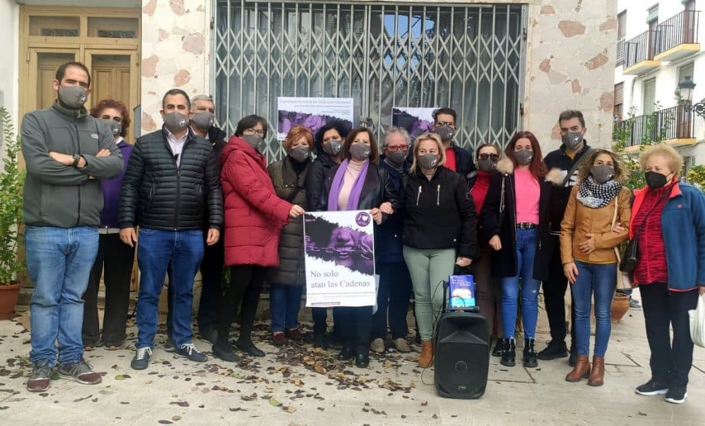 El PSOE de Lanjarón presenta la campaña ‘No solo atan las cadenas’ con motivo del 25N, Día Internacional para la Eliminación de la Violencia contra las Mujeres