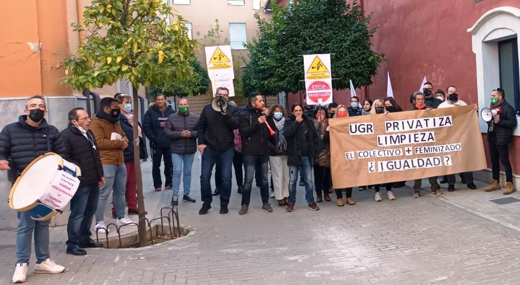Los sindicatos de la UGR se manifiestan contra la privatización de la limpieza