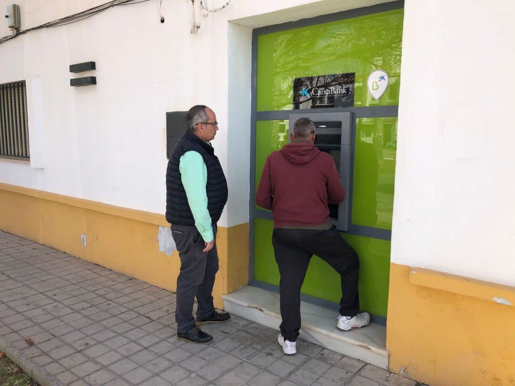 AxSí insta a una entidad bancaria a que renueve el cajero automático que da servicio a los vecinos de Santa Adela