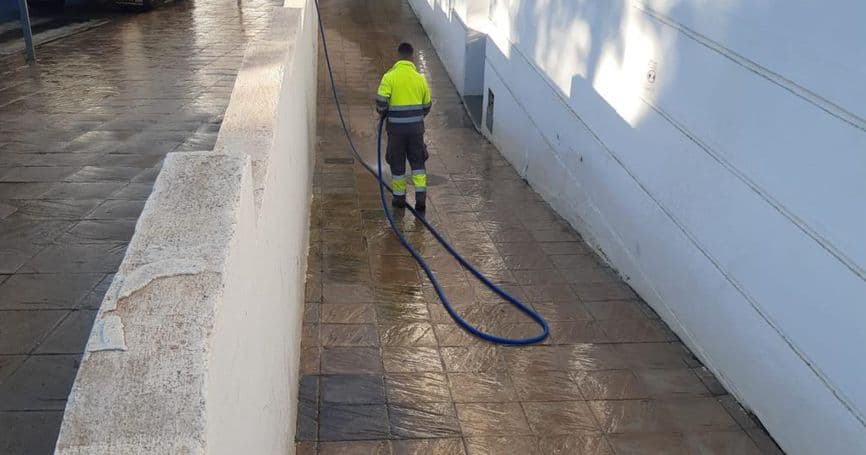 Salobreña activa un plan de choque de limpieza en los anejos