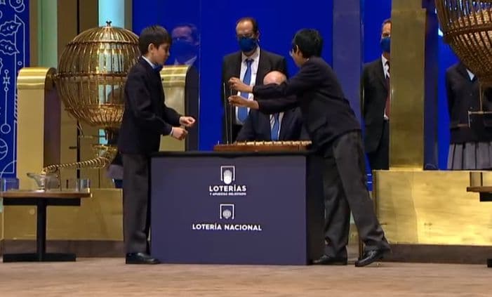 19517, tercer premio del sorteo de Navidad, vendido en Almería, Valencia, Barcelona y Badajoz