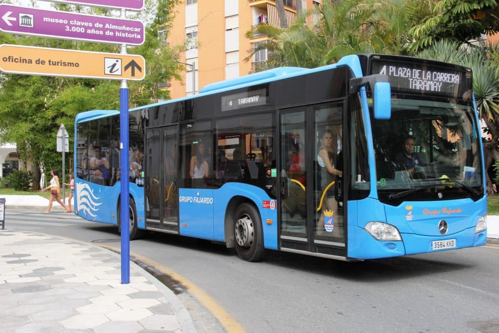 Almuñécar aprueba la gratuidad del transporte urbano para pensionistas y discapacitados empadronados