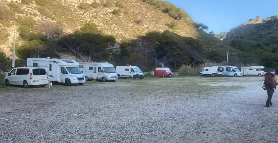 Los empresarios de playas de la Costa Tropical exigen a los ayuntamientos que eviten que las autocaravanas “aparquen y acampen” en paseos y playas