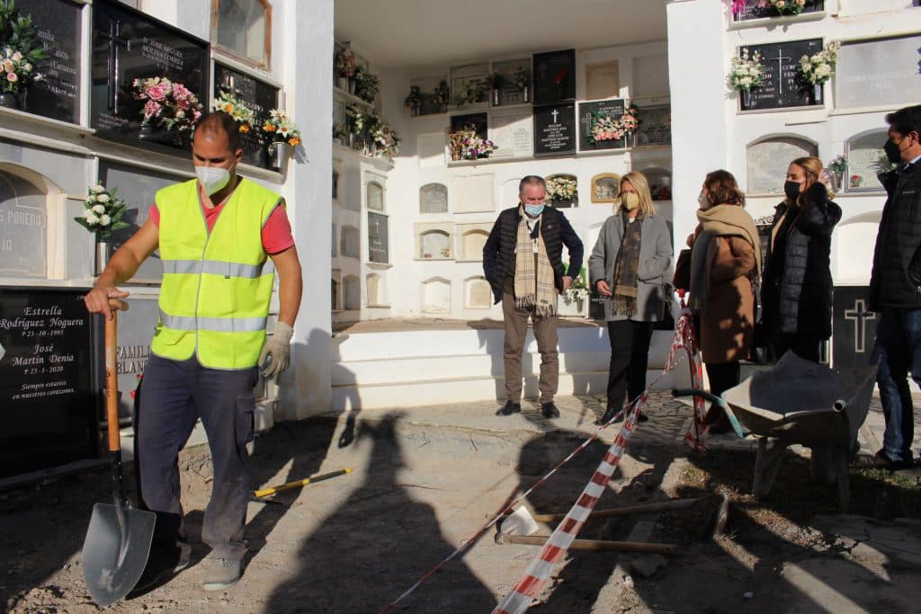 El Ayuntamiento inicia la mejora del primer patio del Cementerio Municipal de Motril