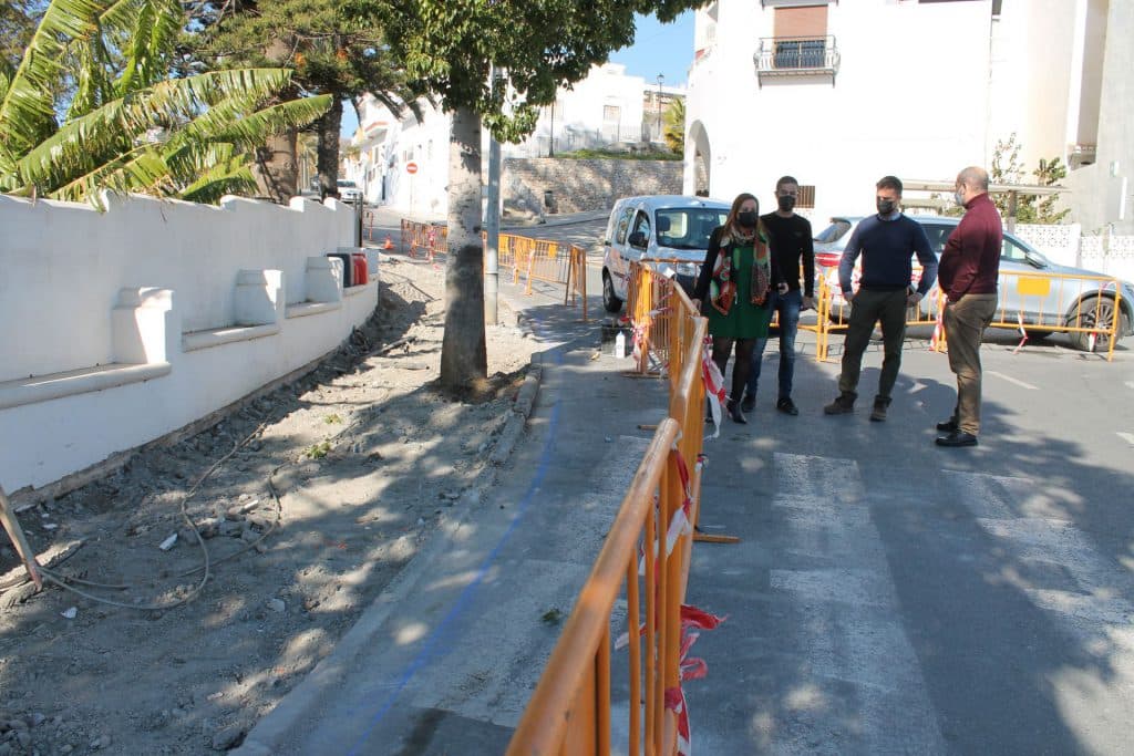 Comienzan los trabajos para el arreglo del acerado del Portichuelo en Salobreña