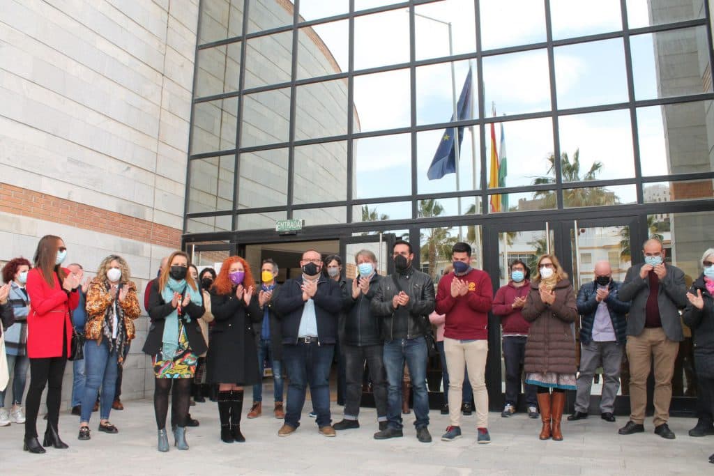 Salobreña muestra su condena por el crimen machista de Algarinejo