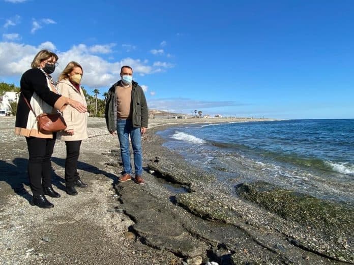 El PP reclama al Gobierno medidas efectivas para garantizar la arena y la accesibilidad de la playa de Carchuna-Calahonda