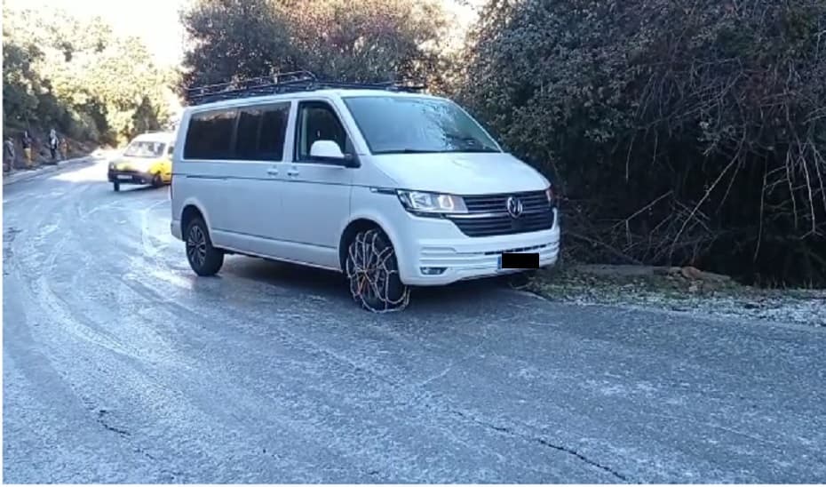 Rescatados varios vehículos que habían quedado atascados en una carretera helada en Güejar Sierra
