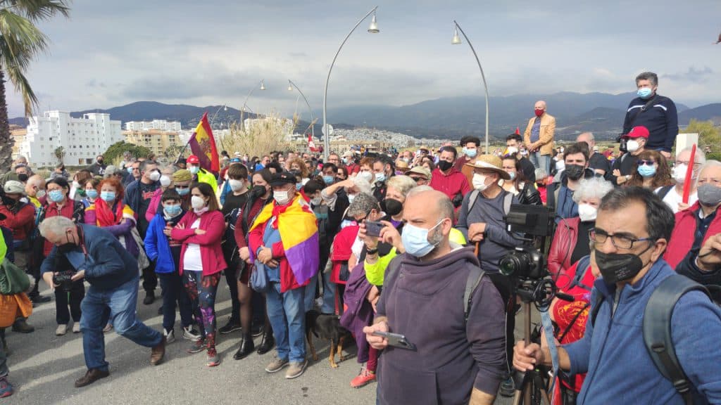 Un monumento en recuerdo a las víctimas de la ‘Carretera de la Muerte’ preside la rotonda sobre el Río Guadalfeo, lugar de Memoria Histórica