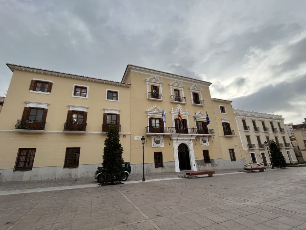 La corporación motrileña aprueba por unanimidad las mociones socialistas para el refuerzo de Cardiología en el Hospital y para la renovación del acerado de las calles Quijote y Fierabrás