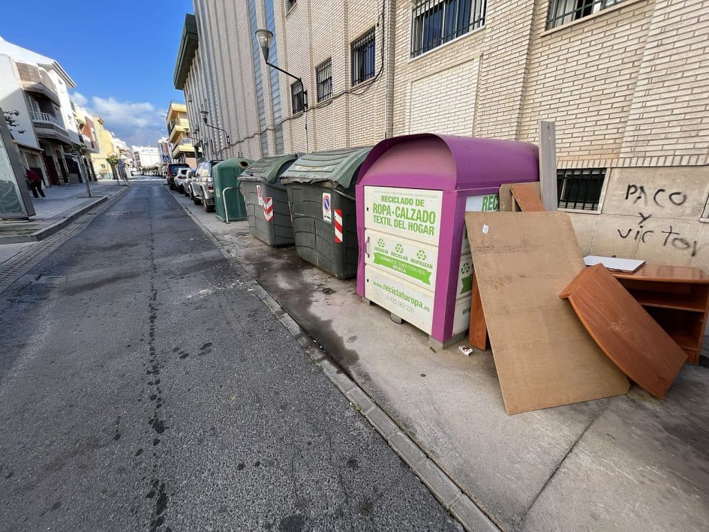 El PSOE de Motril evidencia falta de mantenimiento y limpieza en la calle Santísimo
