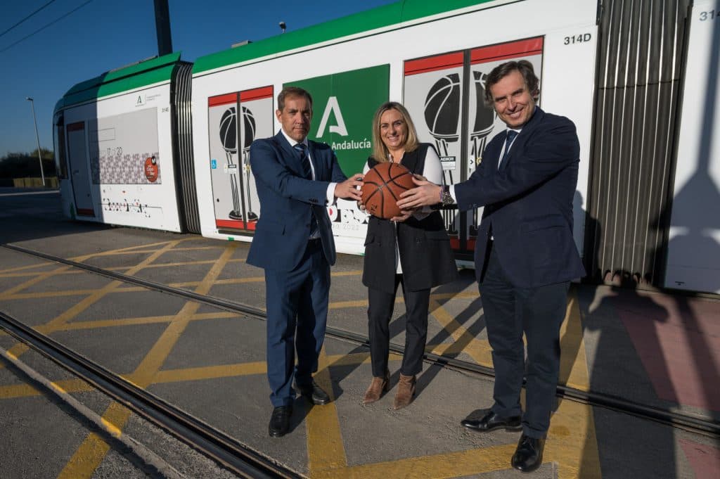 La Copa del Rey de baloncesto se promociona en los vagones del Metro de Granada