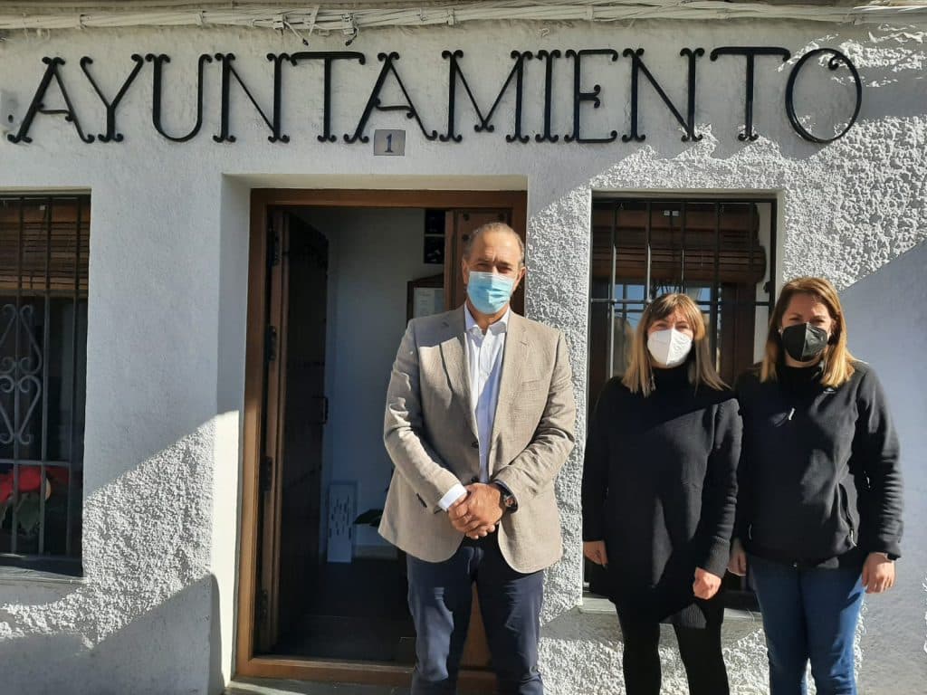 Bubión recibe 18.000 euros para reforzar la limpieza frente al COVID con una máquina barredora