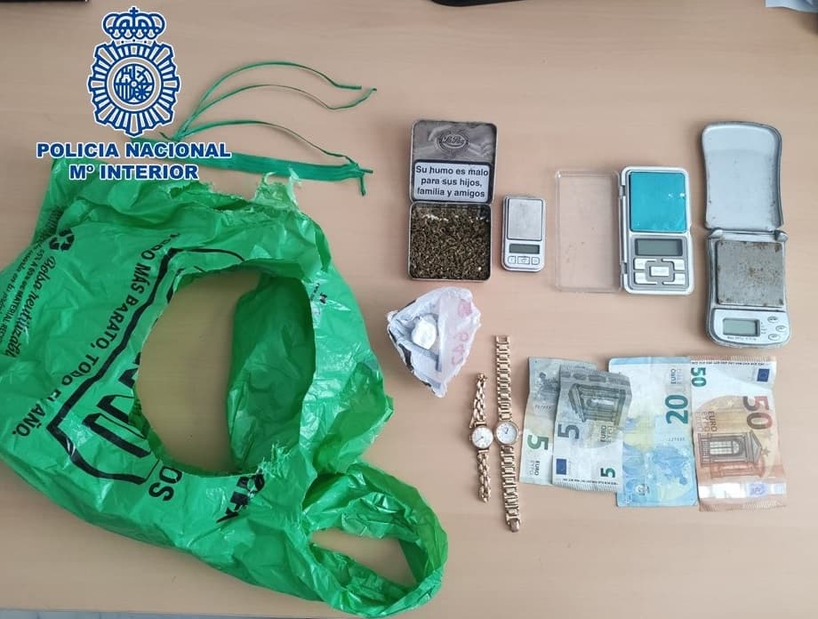 Desmantelan en Motril un punto de venta de drogas que se escondía tras un taller de reparación de vehículos