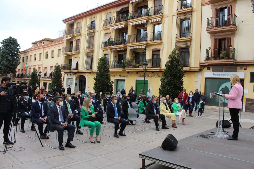 Motril iza la bandera de Andalucía hasta «lo más alto del mástil de su historia pasada, presente y futura»