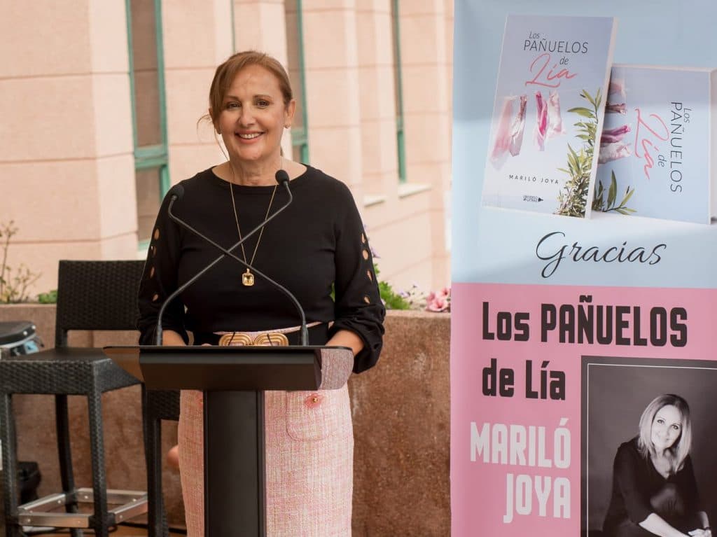 Los Pañuelos de Lía es el título del primer libro que presenta Mariló Joya