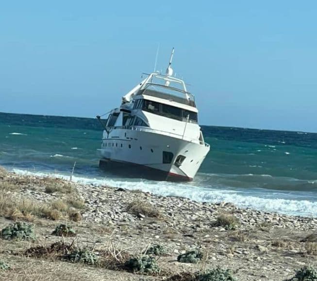 Rescatados tres tripulantes de un yate varado en la playa de Carchuna