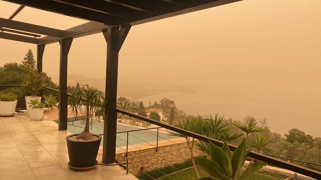 Paisaje típicamente marciano en la Costa Tropical por la calima proveniente del Sahara