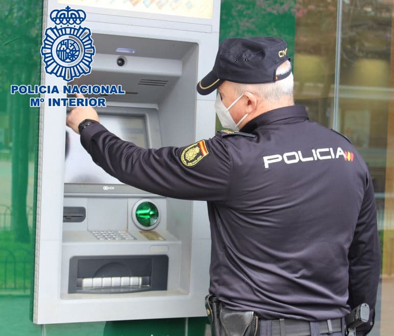 Detenido un hombre por la sustracción de una tarjeta bancaria y su posterior uso en compras en comercios