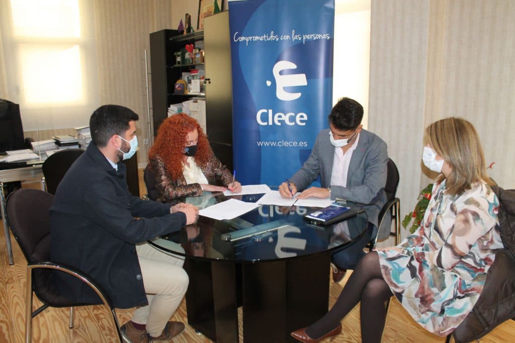 El Ayuntamiento de Salobreña y la compañía multiservicios CLECE firman un acuerdo para la formación e inserción laboral de personas de colectivos desfavorecidos