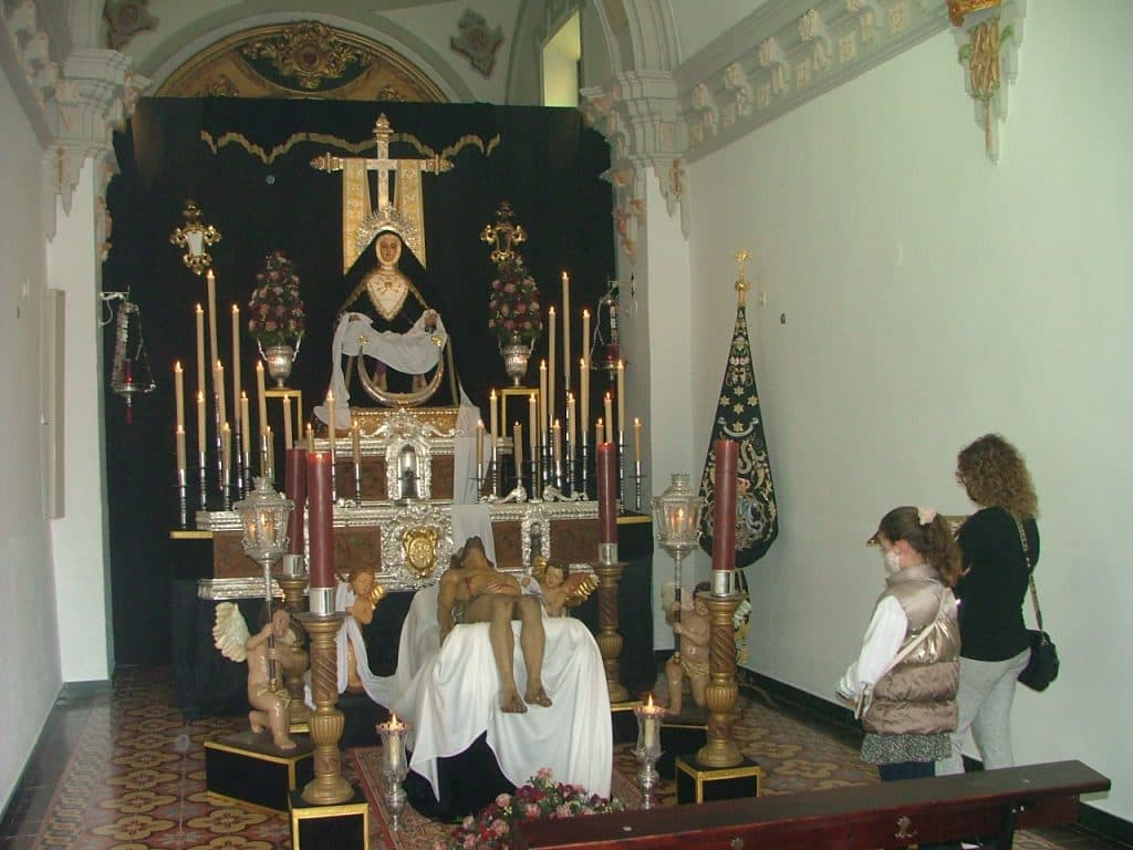 La Hermandad de las Angustias expone a veneración pública a su Cristo titular