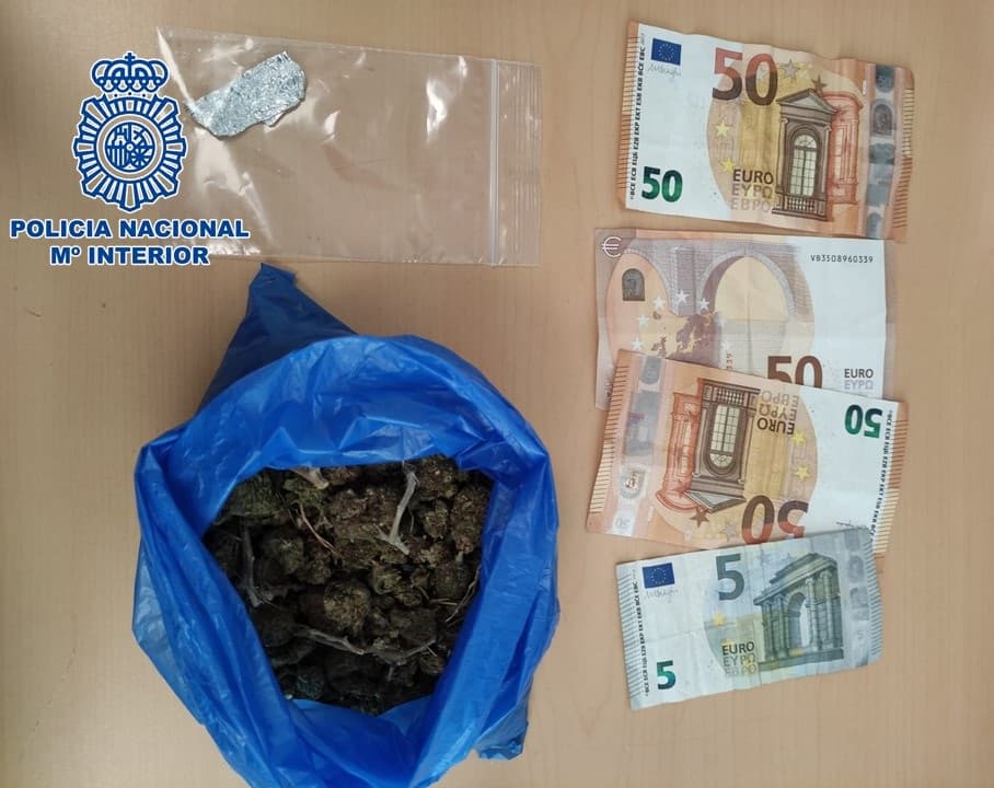 Detenidos en Motril dos varones cuando transportaban varias sustancias estupefacientes y dinero en el interior de un vehículo