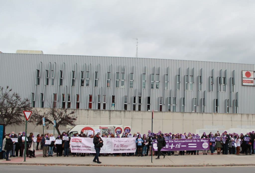 CCOO y UGT reclaman pasar de las palabras a los hechos en las empresas para alcanzar la igualdad real de la mujer en el ámbito laboral