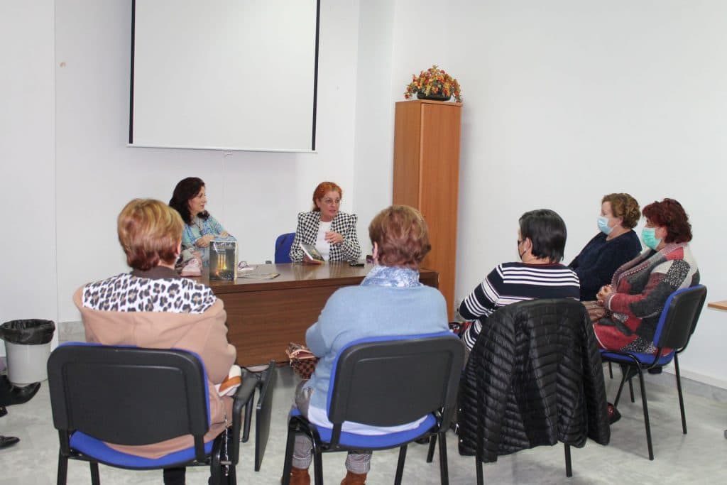 La escritora Concha Casas presenta en Salobreña su nueva novela “La otra puerta”